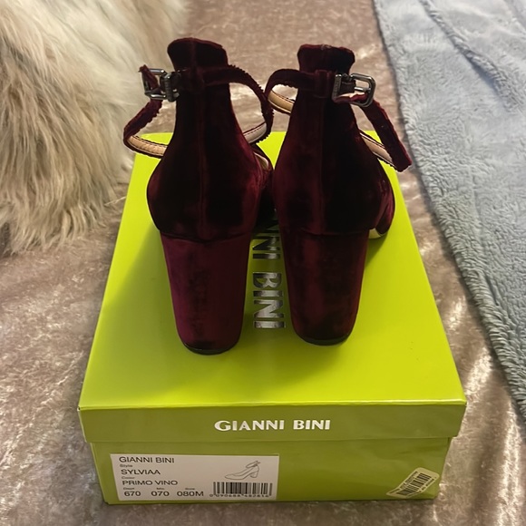 Gianni Bini velvet heels with ankle strap. - Picture 4 of 5